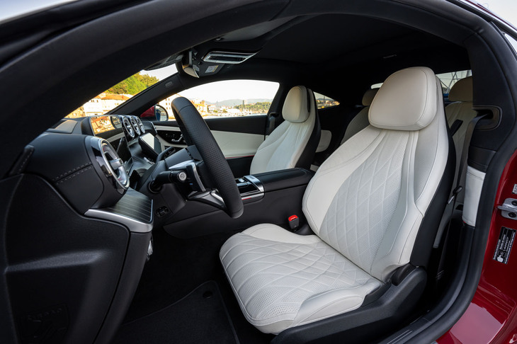 膝まわりのサイドサポートをなくして乗り降りしやすいようにしているのがメルセデスらしい配慮。スポーツカーのようにタイトになっていないのがありがたい。