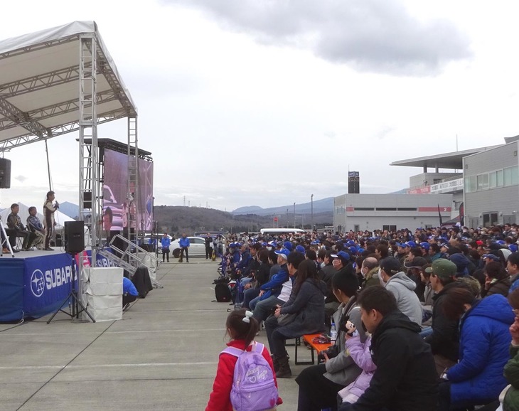 筆者の知る限り、スバルのトークショーイベントで史上最多の観客を集めた、ステージトークショーの様子。SUPER GTオフィシャルアナウンサーのピエール北川さんがMCを務め、いつもに増して濃厚な話題で盛り上がった。