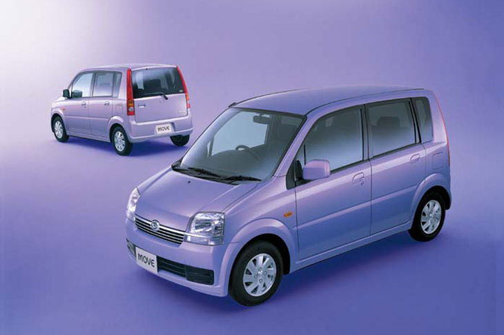 ダイハツの軽ハイトワゴン「ムーヴ」は1995年に初代モデルが登場。スライド式のリアシートや横開きのリアゲートを採用するなどして、ライバル車との差異化が図られた。写真は2002年10月に登場した3代目モデル。
