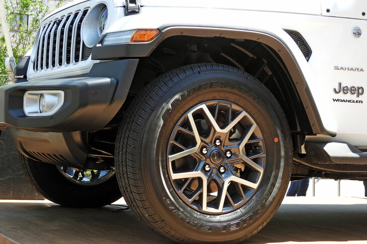 ジープ・ラングラー アンリミテッド サハラ（タイヤ＆ホイール）