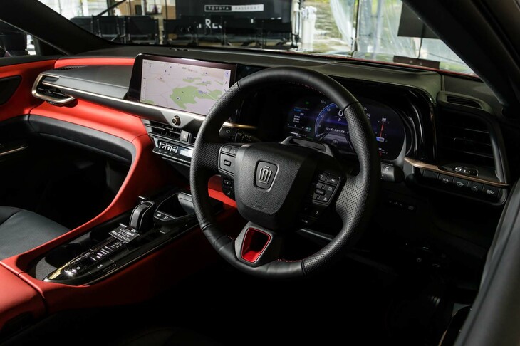 内装色は赤（写真）と黒、茶が用意される。ステアリングホイールにはディンプルレザーが巻かれる。