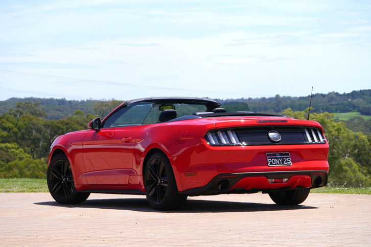 北米仕様ではエコブーストエンジン搭載車のタイヤサイズは235/50R18が標準となっているが、豪州仕様では255/40R19サイズが標準で、日本仕様もそれに準ずる予定となっていた。