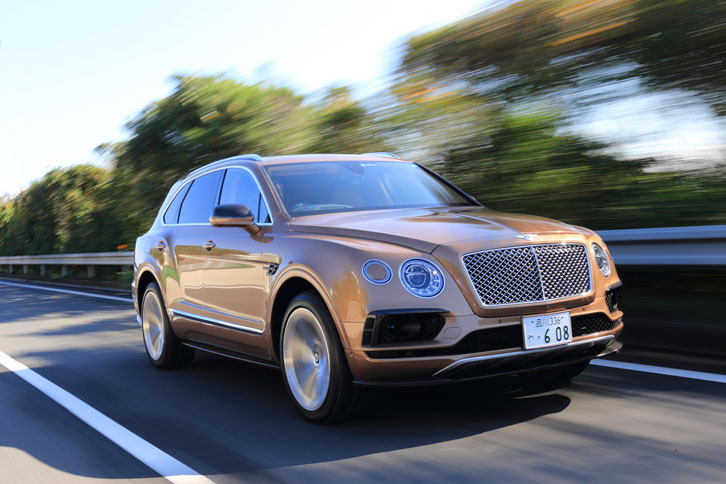 動力性能は、0-100km/h加速が4.1秒で、最高速は301km/h。