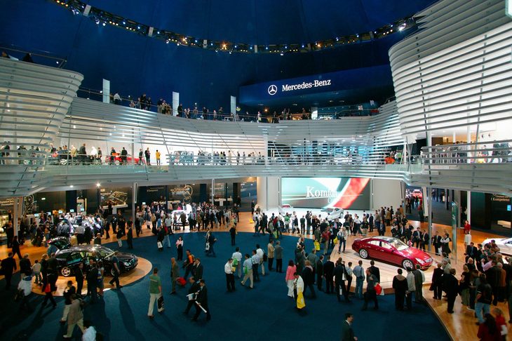 メルセデスは2003年のフランクフルトモーターショーに「ビジョンCLS」を出展。来場者の反応を見て、初代「CLS」の市場投入にGOを出したという。