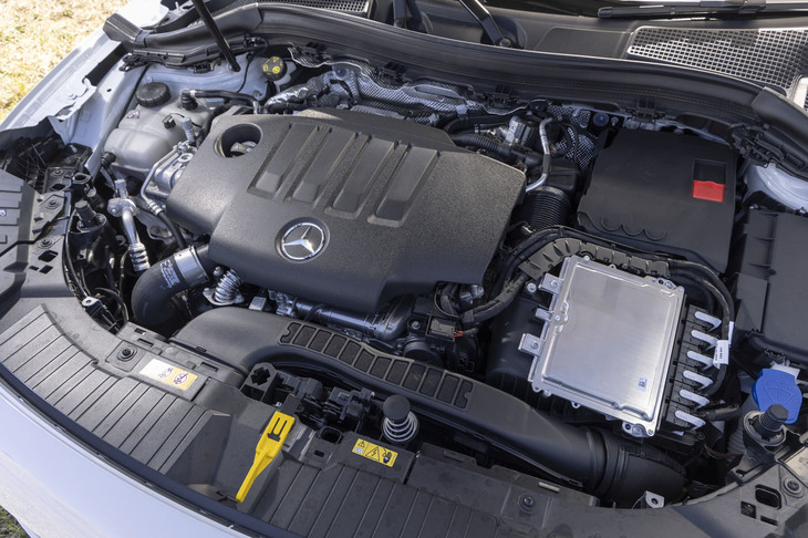 2リッター4気筒ディーゼルターボの「OM654q」ユニットは最高出力150PS、最大トルク320N・mを発生。スポーティーエンジンサウンド機構のためか、最新のディーゼルとしては少し騒がしい。