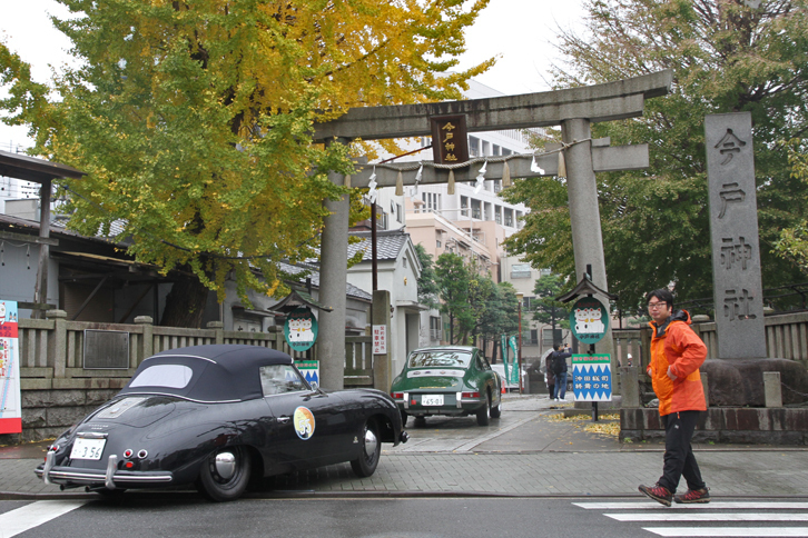今戸神社の境内に進んでいくナローの「ポルシェ911」（写真奥）と1955年「ポルシェ356カブリオレ」（手前）。