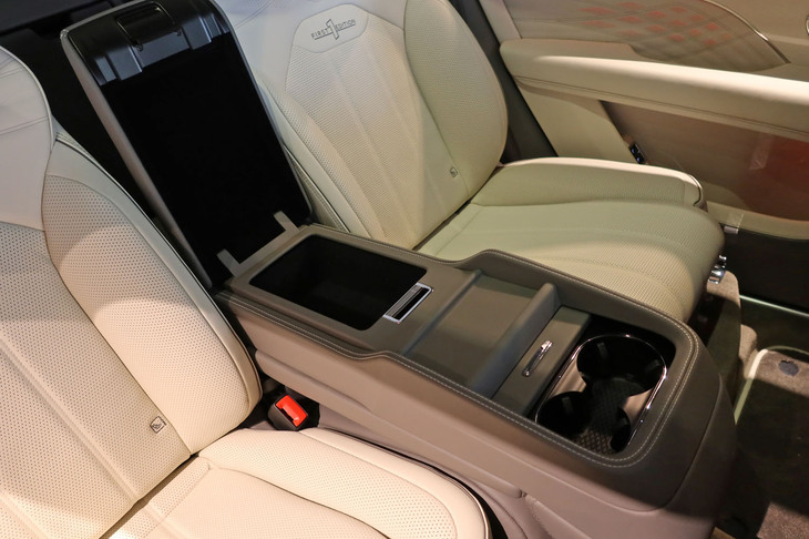 ベントレー・ベンテイガEWBアズール ファーストエディション（リアシート用アームレスト）