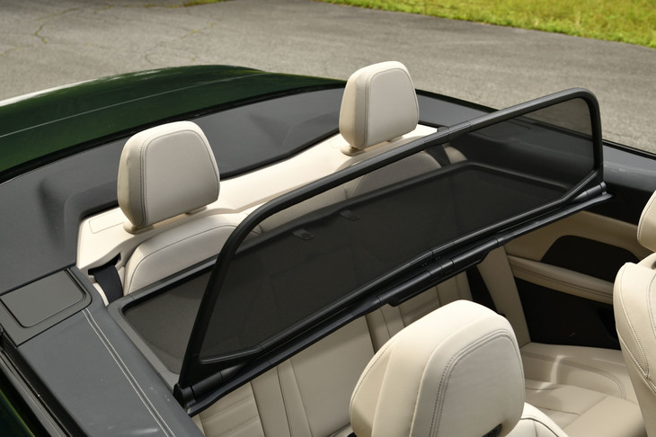 ドライバーと助手席乗員を高速走行時の風の巻き込みから保護する、折りたたみ式の「ウインドディフレクター」は、4万8000円のオプションアイテム。展開時は、後席が利用できなくなる。