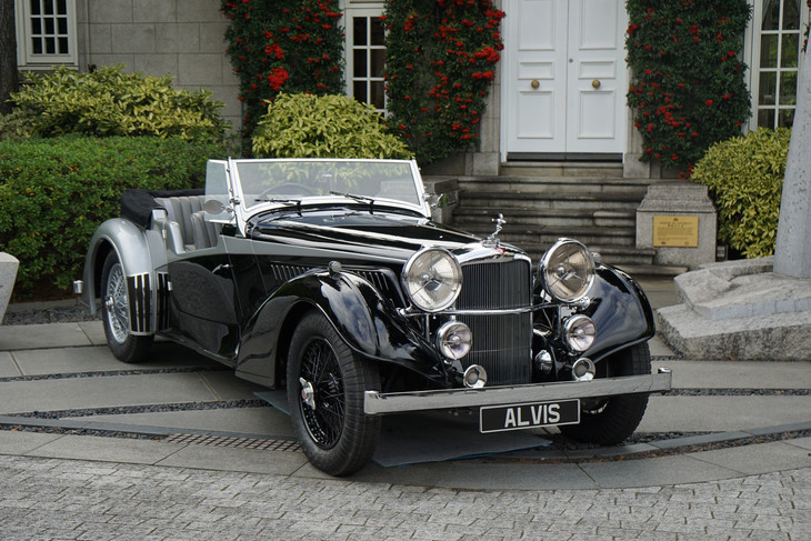 1960年代後半に乗用車生産を終了した英国のアルヴィスは、戦前と戦後のモデルのコンティニュエーションを発表した。これは戦前型の「4.3リッター」モデル。