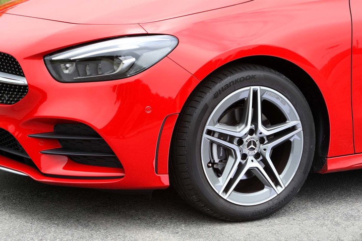 18インチの「AMG 5ツインスポーク」アルミホイール（写真）は、「AMGライン」に含まれるオプション。試乗車には前後225/45R18サイズの「ハンコック・ヴェンタスS1 evo2」タイヤが装着されていた。