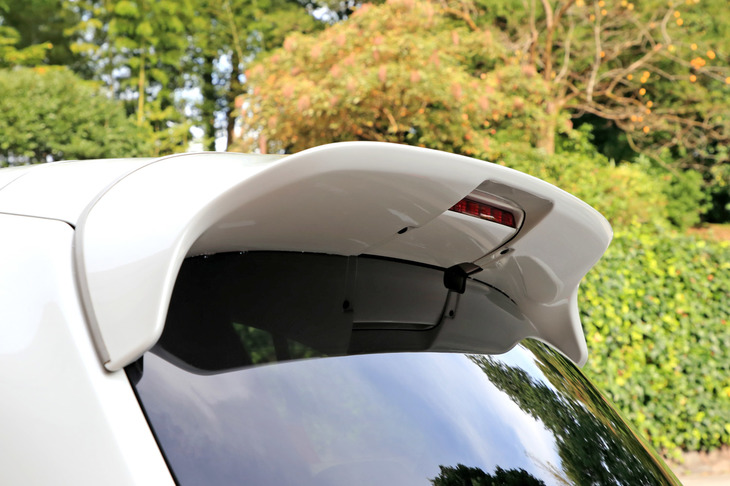 「マーチNISMO S」には、フロントアンダースポイラーやルーフスポイラー（写真）などの空力パーツも用意されている。