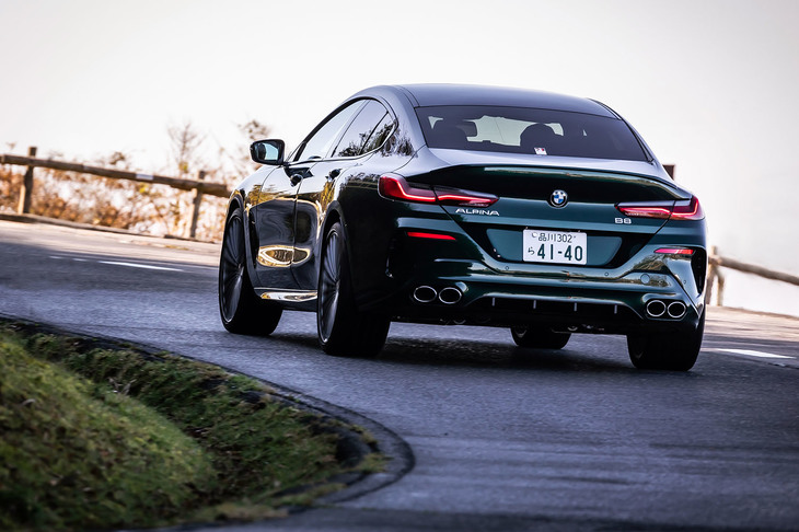 「B8グランクーペ」のパフォーマンスは、0-100km/h加速タイムが3.4秒、巡航最高速度が324km/hとアナウンスされている。アルピナでは巡航最高速度を「走行中にハンドル操作が可能な現実的な最高速度」と説明している。