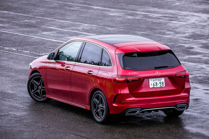 「AMGラインパッケージ」が装着された「B200d」のリアビュー。新デザインのリアディフューザーとLEDリアコンビランプで、ワイド感とダイナミックさを演出したという。LEDリアコンビランプは外形をそのままに、内部のランプレイアウトが変更されている。
