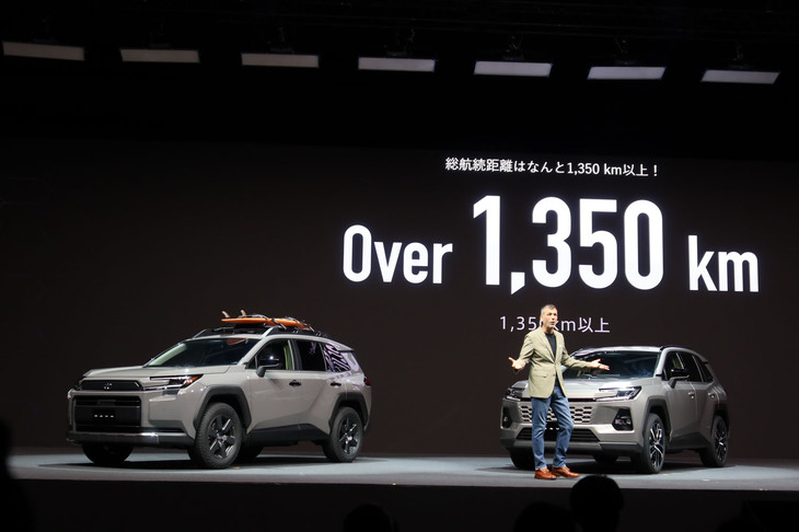 新型「トヨタRAV4」の国内ラインナップはハイブリッド車とプラグインハイブリッド車のみとなる。後者は新世代のハイブリッドシステムを搭載し、満タン・フル充電で1350km以上という航続距離を誇る（写真は、発表会においてその点をアピールするトヨタ自動車のサイモン・ハンフリーズ氏）。