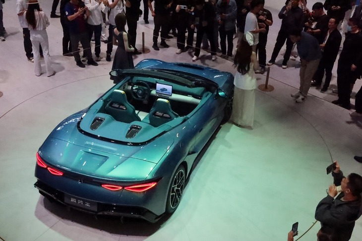 これはBYDのプレミアムブランドDENZAのBEVスポーツカー「Z」。最高出力1000PSで1000万円はずいぶんお手ごろに感じる。