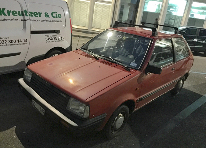 街角で見つけた珍車大賞、「日産マーチ」。「マッチのマーチ」こと初代K10型の初期型だから、車齢は30年近いことになる。ある時代までの日本製家電は不死身ともいえる長寿命ぶりをみせるが、クルマもしかり……であってほしい。