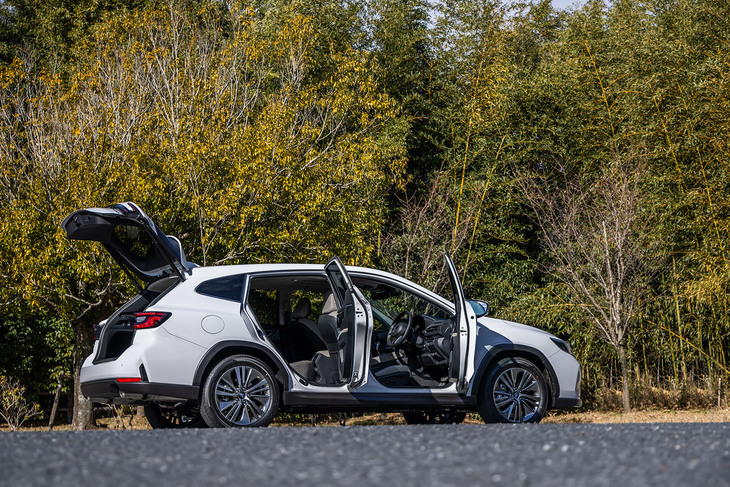 ボディーサイズは全長×全幅×全高＝4770×1820×1570mm。ベース車の取り回しのしやすさは保ちつつ、専用ボディーパーツの装着や前後トレッドの拡幅により、全長・全幅をわずかに拡大している。