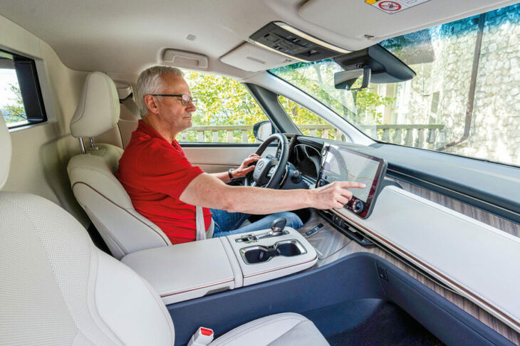 フロントのワークプレイスも、愛情を込めた内装が施されているが……。