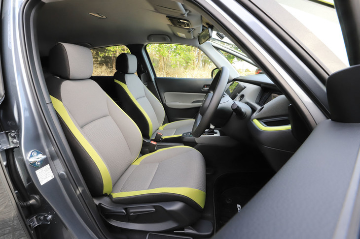 新型「フィット」はフロントシートの骨格に、背中などを面で支える「MAT構造」を採用。厚みのある高密度クッションの採用とともに、上級モデルに匹敵する快適性が追求されている。