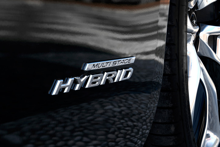 「LC500h」の「マルチステージハイブリッドシステム」では、2基のモーター／ジェネレーターをはさむ形で、エンジン側にプラネタリーギア式の動力分割機構が、駆動輪側に4段の変速ギアが搭載される。