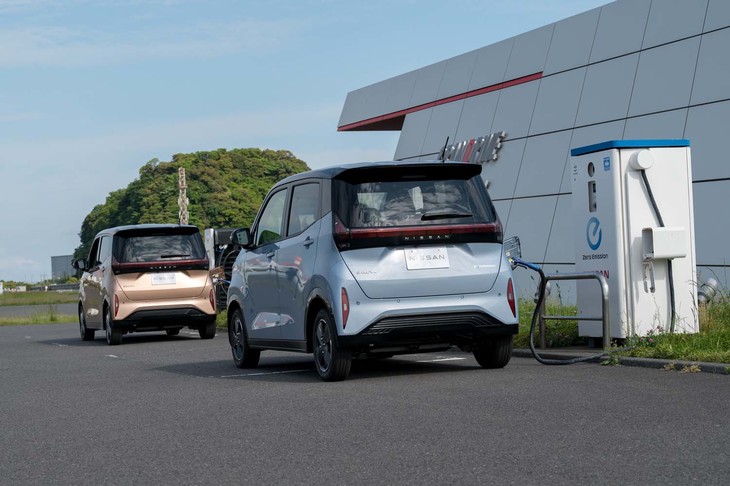 日産サクラ（充電シーン）