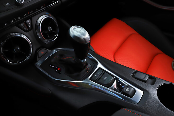 本国仕様には6段MTの設定もあるものの、日本仕様のトランスミッションはトルコン式の8段ATのみ。ステアリングにはシフトパドルが標準装備される。