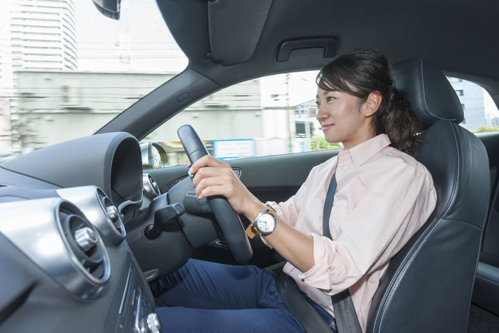 愛車「アウディS1」のステアリングを握る藤島さん。走ることが好きな藤島さんの大のお気に入り。