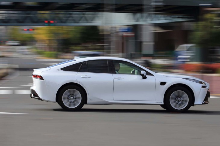 容量141リッターのタンクに5.6kgの水素を搭載可能。WLTCモードの燃費値は135km/kgと公表されている。