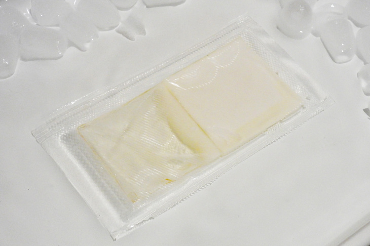 特殊イオン性化合物の実演の様子。氷水で冷やしたもの（写真）と、お湯で温めたものとで硬さを比較する。