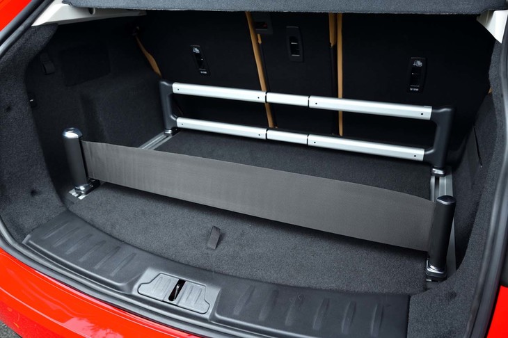 荷室をフレキシブルに仕切ることで荷物を安定させられるバーやベルトも用意される。