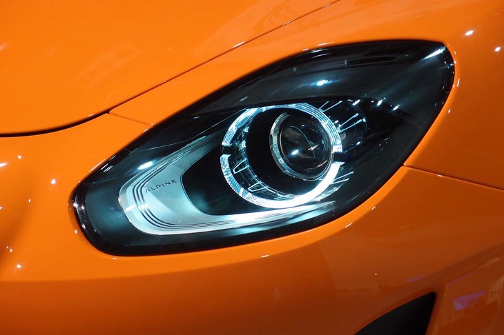 アルピーヌA110S（ヘリテージカラー採用車のヘッドランプ）