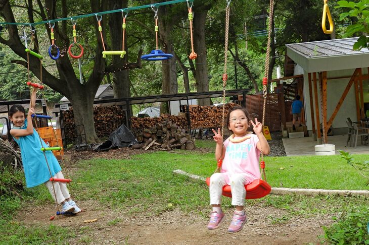 小川のほかにも、「ぼくらのミナノベース」には子ども向けの遊具も設けられていた。これなら子どもが退屈する心配もないだろう。