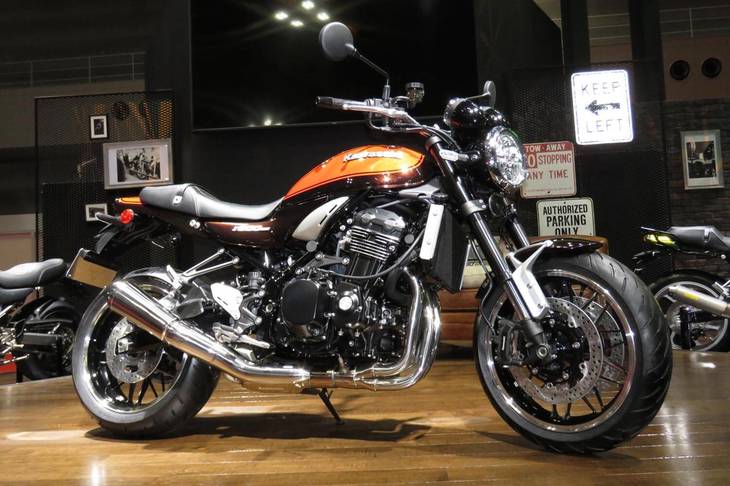 初開催となった「日本バイク・オブ・ザ・イヤー」で大賞を受賞したのは、「カワサキZ900RS」。往年の名車「Z1」のイメージをまとう、“ネオクラシック”なネイキッドバイクである。価格は、キャンディトーンブラウン×キャンディトーンオレンジのモデル（写真）で132万8400円。