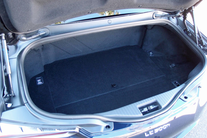 レクサスLC500h（トランクルーム）