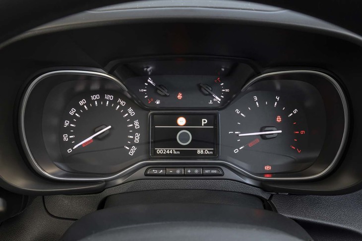 メーターパネルは中央にカラーマルチインフォメーションディスプレイを挟んだ2眼式。エンジン回転計のレッドゾーンは5500rpmから。