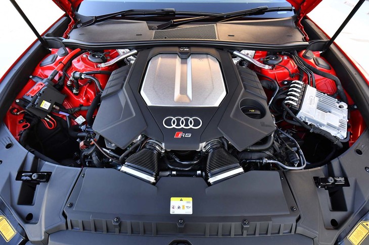 2基のターボで過給される4リッターV8エンジン。2050rpmという低回転域で800N・mもの最大トルクを発生する。