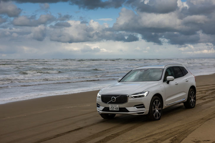 新型「XC60」には、全車速追従機能付きのアダプティブクルーズコントロールと、140km/h未満の速度域において車線の中央を維持できるよう支援するパイロットアシストが標準装備される。