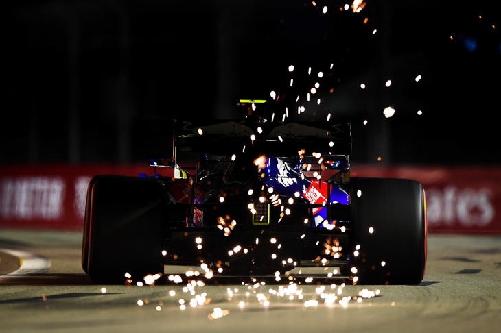 トロロッソ勢は、プラクティス中にダニール・クビアトのマシンでオイル漏れが発生。前戦イタリアGPでも同様のトラブルでリタイアしていたこともあり、ホンダを含めチームは対応に追われた。これで走行時間を失ったクビアトは予選16位、他車のペナルティーで14番グリッド。チームメイトのピエール・ガスリー（写真）は、激しい中団チーム間の争いの中でQ3まであと少しというタイムで13位、繰り上がって11番グリッドからスタートとなった。レースでは、唯一スタートタイヤにハードを選択したガスリーが早々にポイント圏内の10位へと駒を進め、レーシングポイントらと丁々発止とやりあいながら8位入賞。クビアトはキミ・ライコネンのアルファ・ロメオと接触するなどし、15位に終わった。（Photo=Toro Rosso）