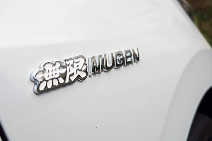 ホンダ・フィットe：HEV RS 無限パーツ装着車（無限メタルロゴエンブレム）