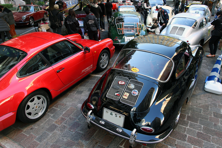 スタートを待つ車両の最後尾には、ご覧のようにドイツ車（ほとんどポルシェ）が。