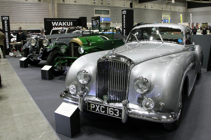 クラシックなロールス・ロイスとベントレーのスペシャリストであるワクイミュージアム。正直言って戦前車はよくわからないが、手前の1955年「ベントレーRタイプ コンチネンタル」は実に優美だ。