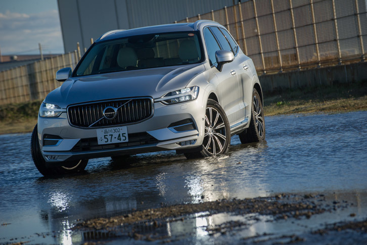 新型「XC60」の最低地上高は215mm。エアサスペンション装着車では「オフロード」モードを選択すると車高を40mm上げることができるが、よほどの悪路でもない限り、通常の車高でも切り抜けることができる。