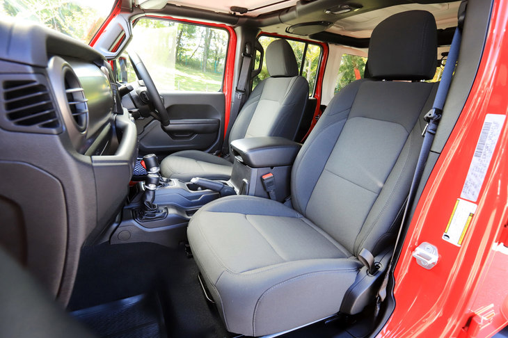 「スポーツ」に装備される布製のバケットシート。日本発売記念仕様車の「サハラ ローンチエディション」には、レザーシートが装備される。