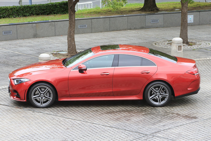 低い車高と流れるようなルーフライン、サッシュレスの4ドアハードトップボディーが特徴の「メルセデス・ベンツCLS」。新型は3代目のモデルとなる。