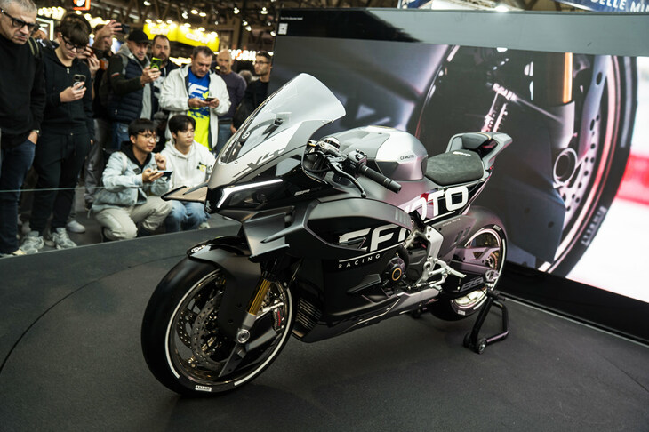 中国ブランドのCF MOTOは、スーパースポーツ「V4 SR-RRプロトタイプ」を発表。前回の「EICMA 2024」でコンセプトが発表された、排気量1000ccの挟角90°V型4気筒エンジンを搭載したモデルだ。このエンジンは、最高出力212PS（156kW）/1万4500rpm、最大トルク114N・m/1万2500rpmを発生。単体の重量は61.5kgで、逆回転クランクを採用している。特徴的なのは「アクティブエアロダイナミックウイング」。速度やコーナリングの状態に合わせて、フロントカウルに備わるウイングの角度が自動で変化する。