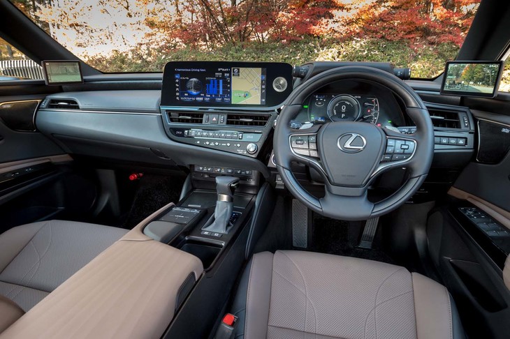 ウオールナットのオーナメントパネルが新規採用されている。カラーリングは「墨ブラック」（試乗車）と「ダークブラウン」の2種類。