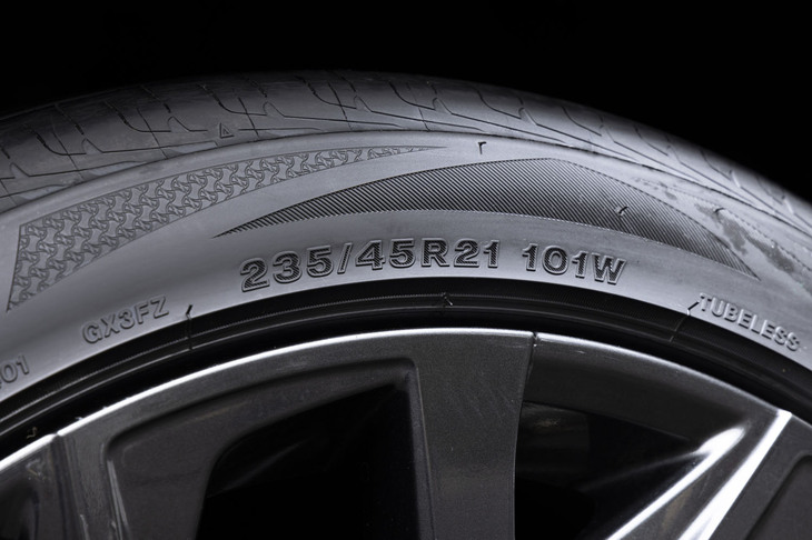 発売以降も順次サイズ設定を拡大してきた「REGNO GR-XIII」シリーズ。2026年2月には、235/60R18（GR-XIII TYPE-RV）、245/45R20、225/45R21、235/45R21の4サイズが追加され、「トヨタ・クラウン」シリーズなどにも装着が可能となった。