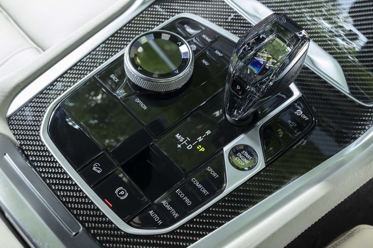 オプションの「クラフテッドクリスタルフィニッシュ」によるATセレクターノブとiDriveコントローラー、そしてスタート／ストップボタン。