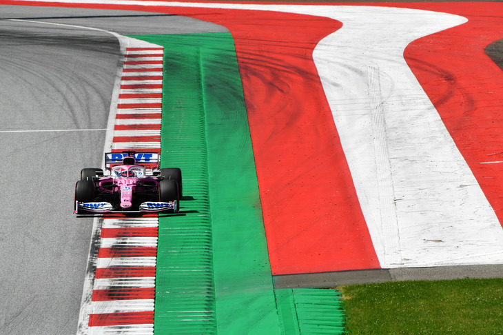 メルセデスの前年型マシンとルックスが酷似していることから“ピンクメルセデス”とやゆされる今年のレーシングポイント「RP20」。いざ走りだすとライバルが驚くほど安定して速く、2回目のフリー走行ではメルセデスに次ぐ3番手につけたほど。予選でも2台そろってQ3に進出し、セルジオ・ペレス（写真）6位、ランス・ストロールは9位につけた。ペレスは3位までポジションを上げたものの、ピットレーンのスピード違反による5秒加算ペナルティーで結果6位。ストロールは、縁石に乗り上げた衝撃によるセンサー異常とみられるトラブルでリタイア。（Photo=Racing Point）