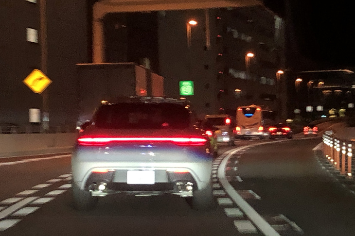 首都高を走っていると、横一文字テールランプのSUVを発見。「カイエン」か「マカン」か……車間距離があるとボディーサイズがつかめず、車種の判別が難しい。